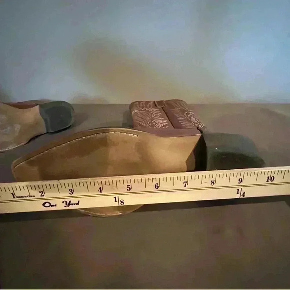 STEVE MADDEN BOOTS {size Unknown}with measuring tap 10” some marks and peeling - Picture 10 of 13